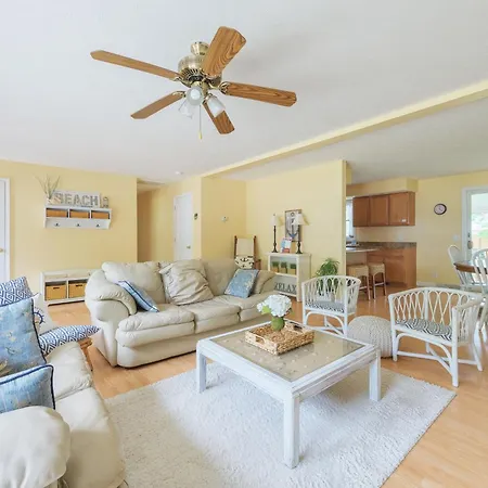 Dale Cottage - Just A Block Away From Beautiful Lake Michigan!
